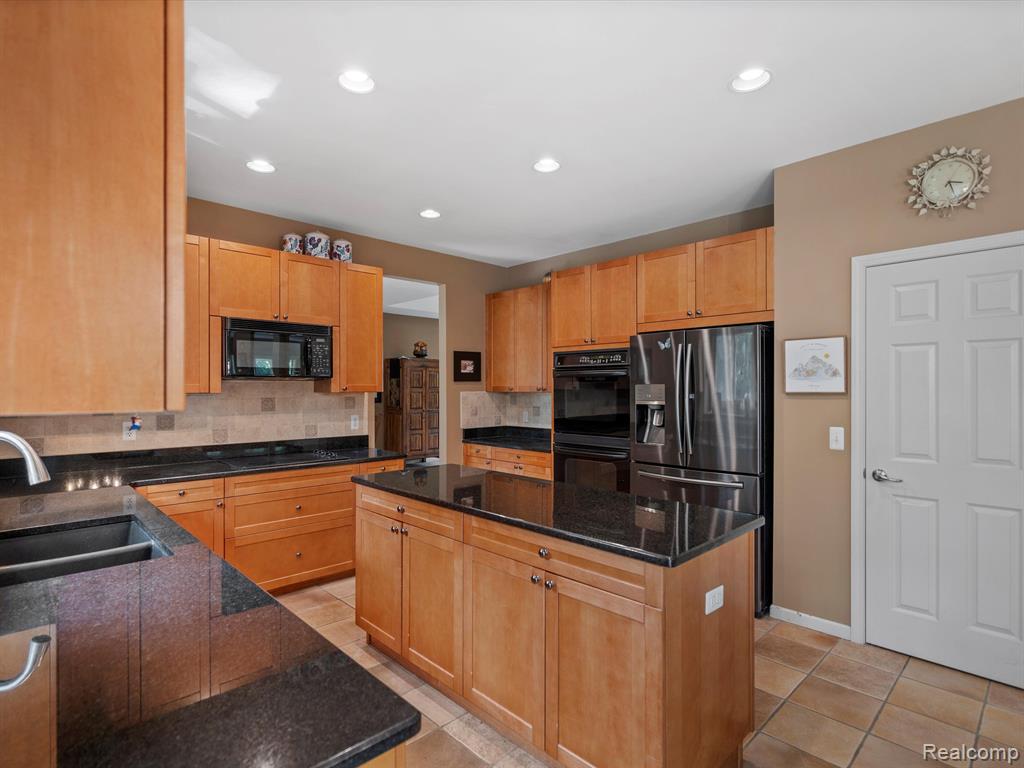 7253 CARLYLE, West Bloomfield, MI — Photo 21
