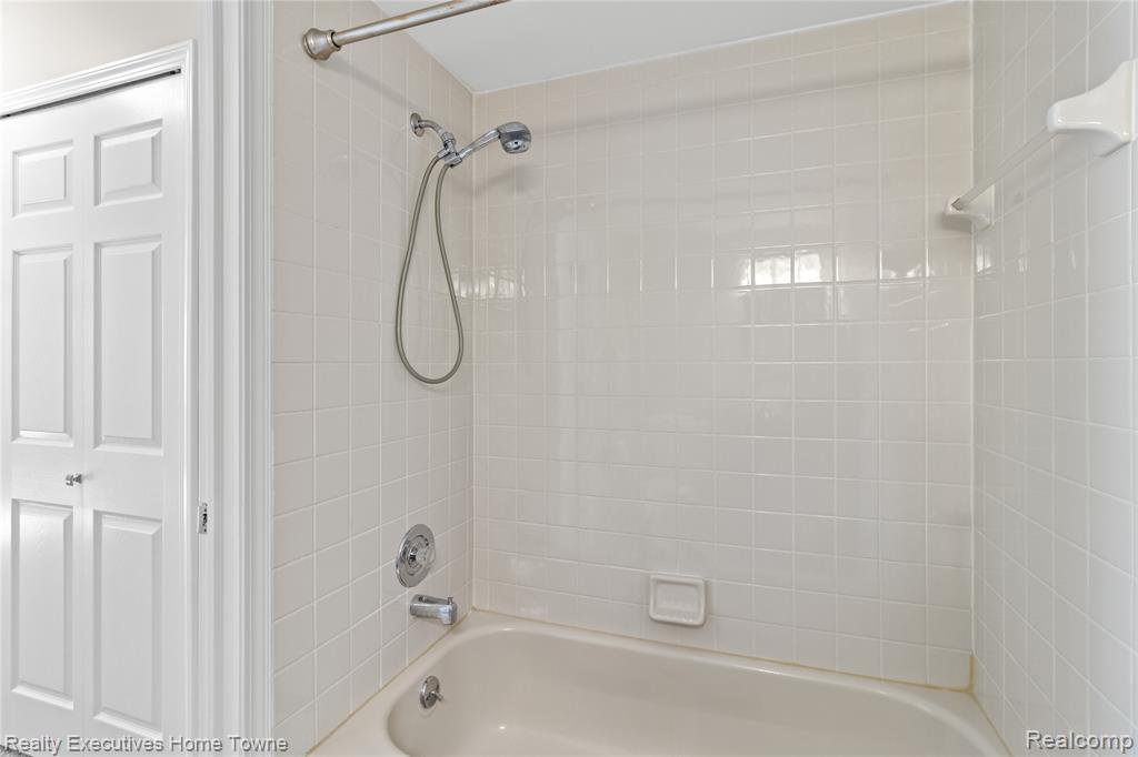 929 Country Club Drive, Saint Clair Shores, MI 48082 — Photo 12