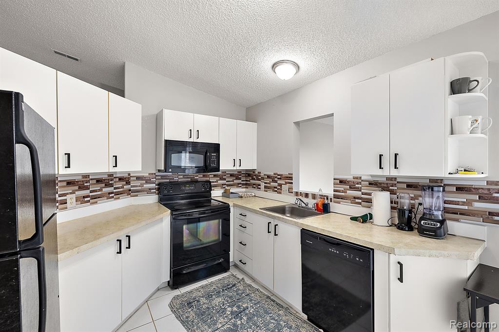 6660 RIDGEFIELD Circle, Unit #204, West Bloomfield, MI — Photo 9