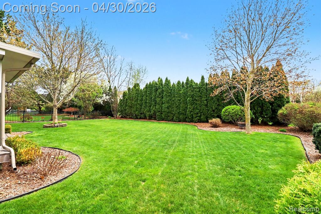 6883 Essex Court, Waterford, MI 48327 — Photo 27