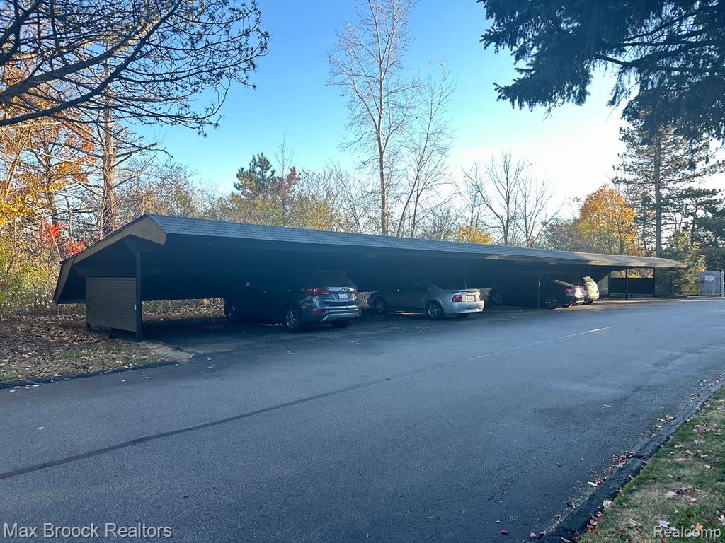 647 E FOX HILLS Drive, Bloomfield Hills, MI 48304 — Photo 23