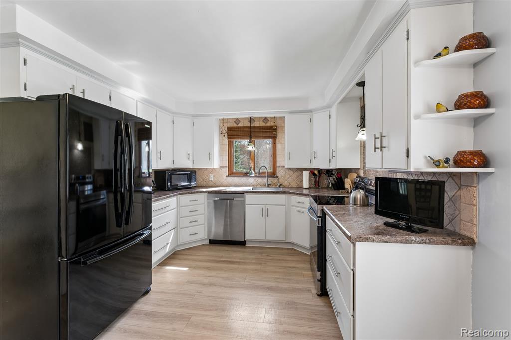 6214 Hugh Street, Burton, MI 48509 — Photo 30