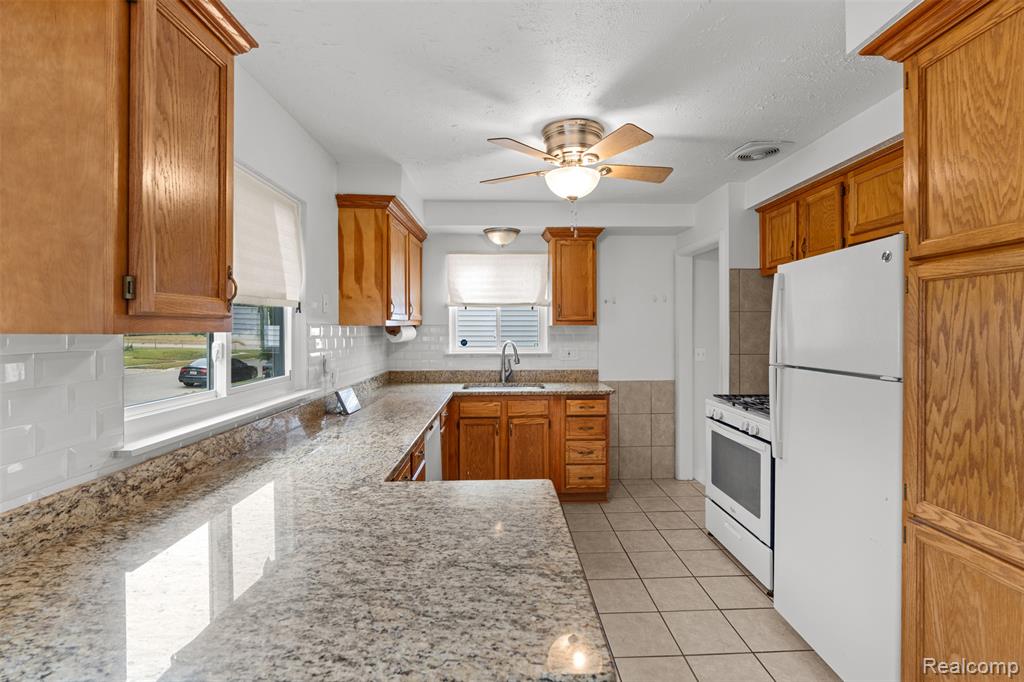 8938 Hugh Street, Livonia, MI 48150 — Photo 7