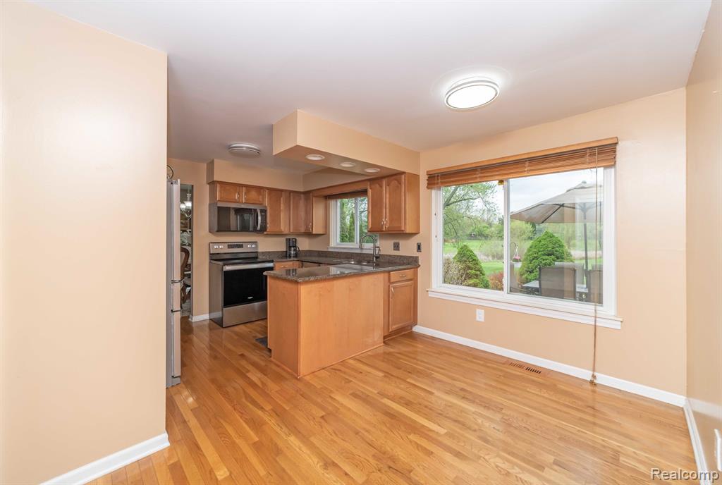 5628 WARRENSHIRE Drive, West Bloomfield, MI — Photo 32