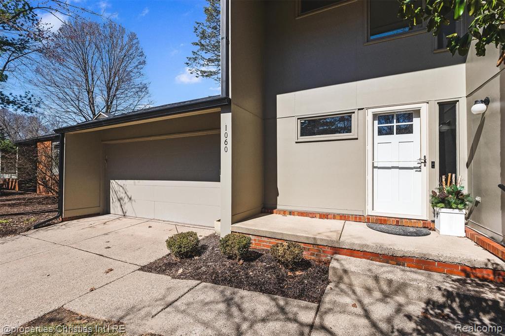1060 Stratford Place, Bloomfield Hills, MI 48304 — Photo 2