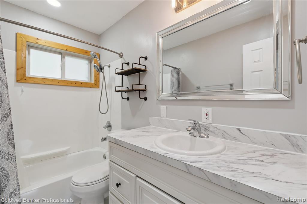 6314 Woodsdale Drive, Grand Blanc, MI 48439 — Photo 27