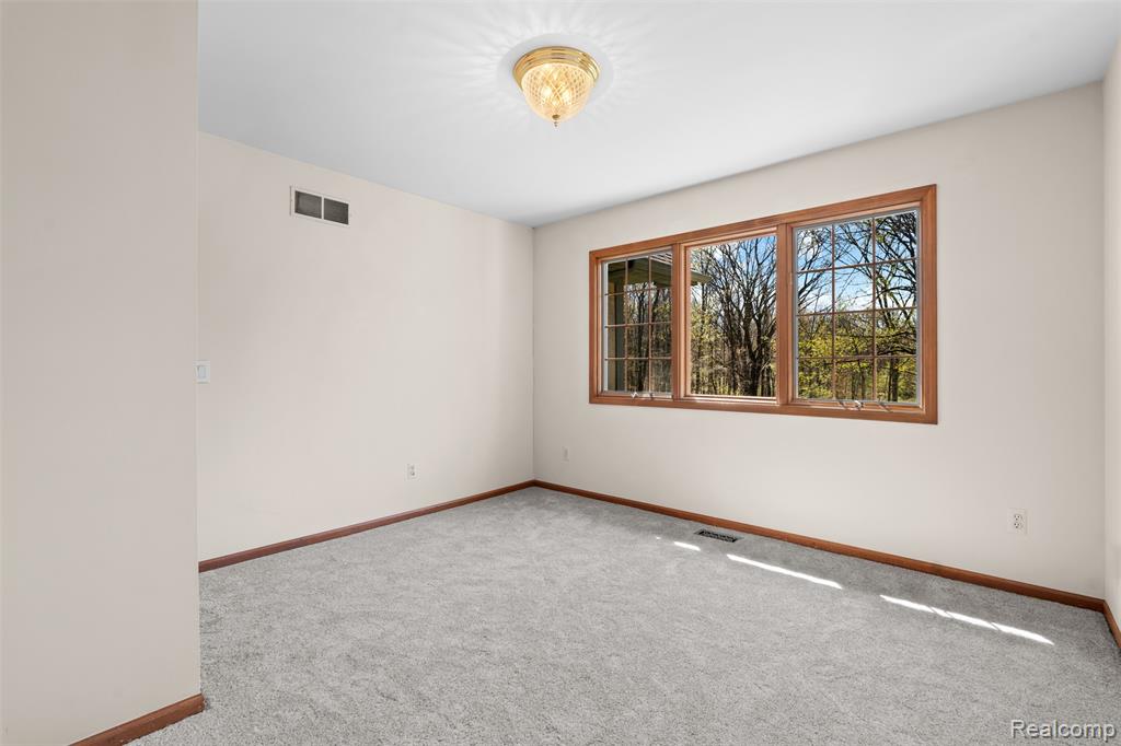 561 Valley Drive, Milford, MI 48381 — Photo 29