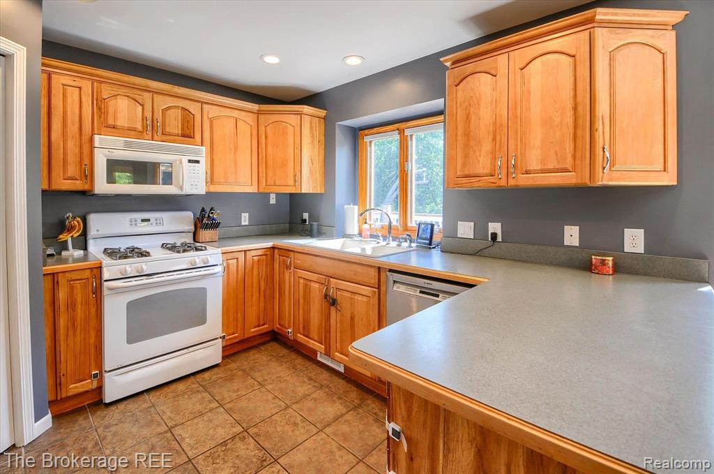 8535 Ridge Road, Goodrich Vlg, MI — Photo 10