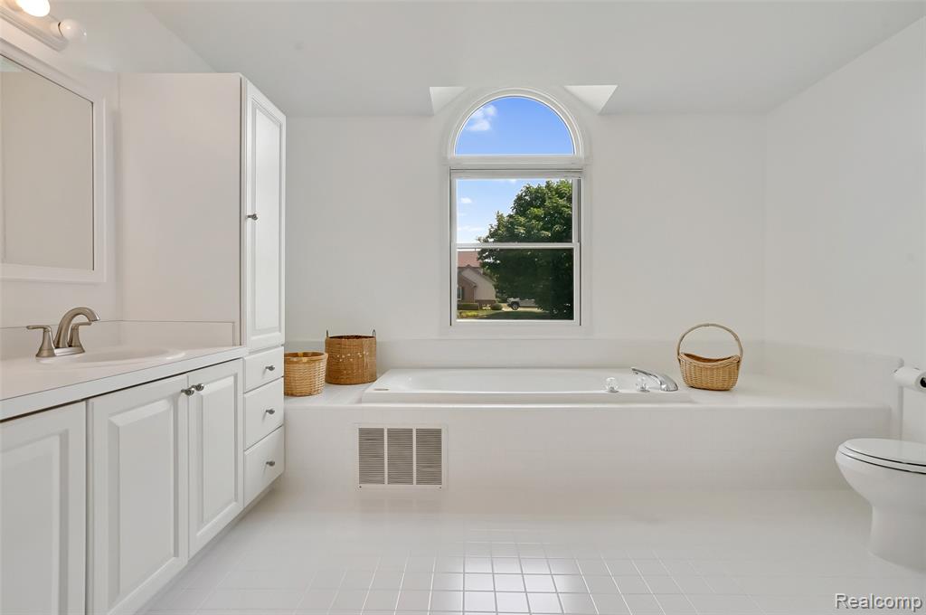 5501 Jeanne Marie Drive, White Lake, MI 48383 — Photo 10
