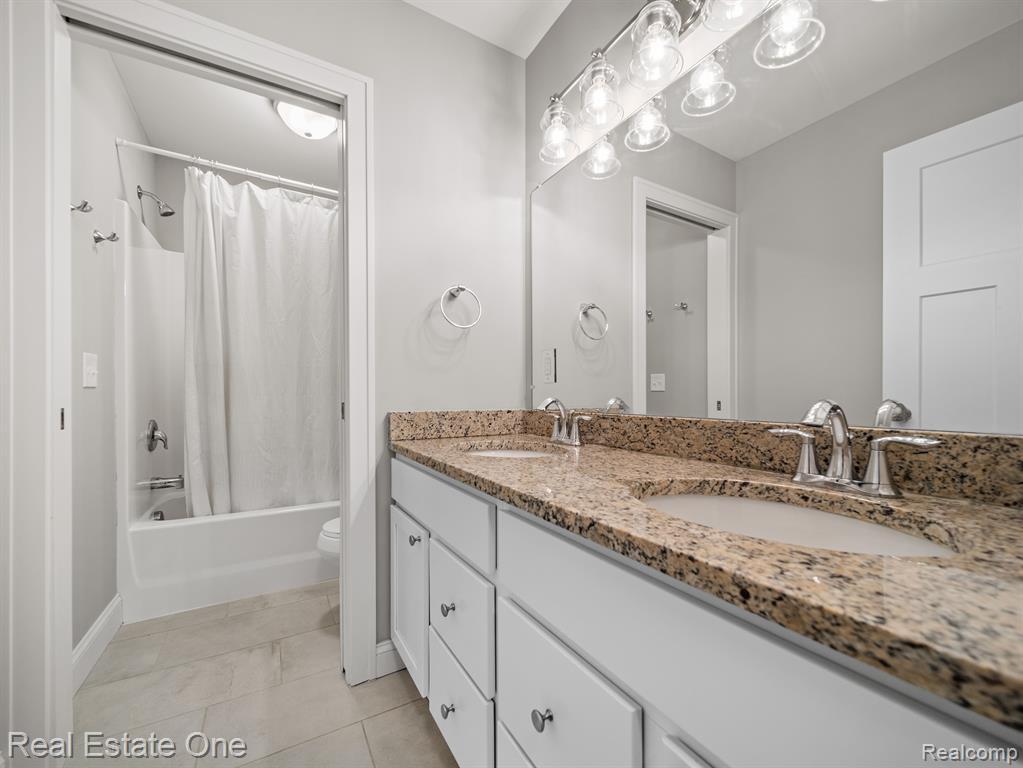 9687 SHELTERING OAKS Drive, Brighton, MI 48114 — Photo 21