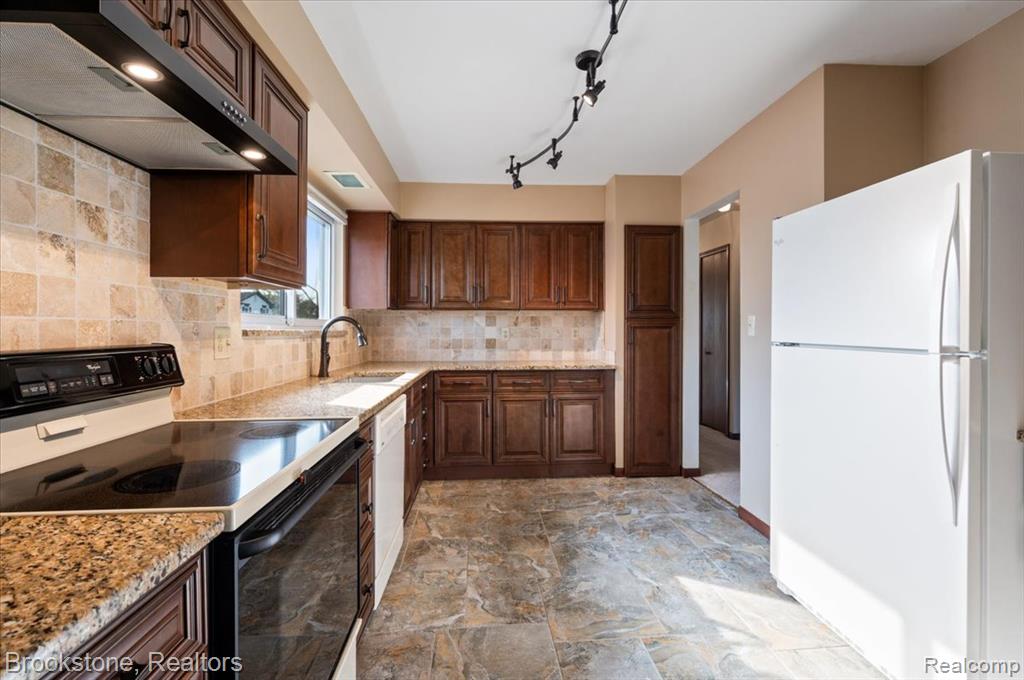 42384 Beechwood Court, Canton, MI 48188 — Photo 11