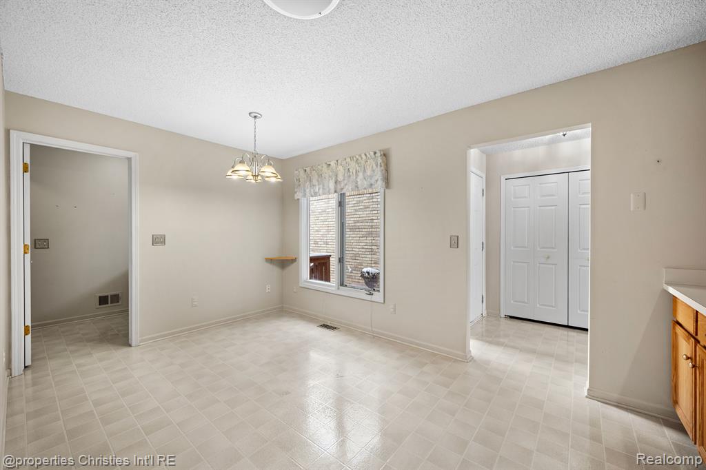 35204 KNOLLWOOD Lane, Farmington Hills, MI 48335 — Photo 7