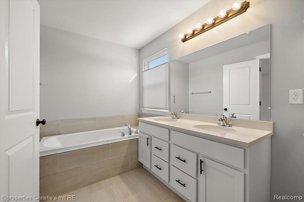 8740 Oak Ridge Trail, Westland, MI — Photo 21