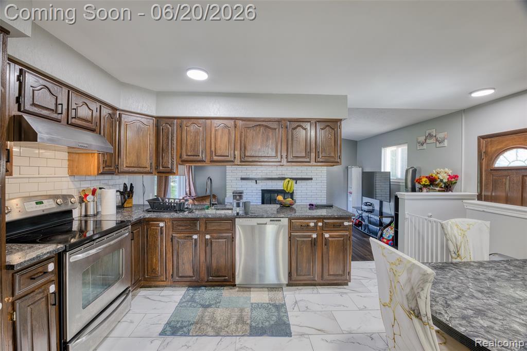 6631 Burnham Drive, Canton, MI 48187 — Photo 15