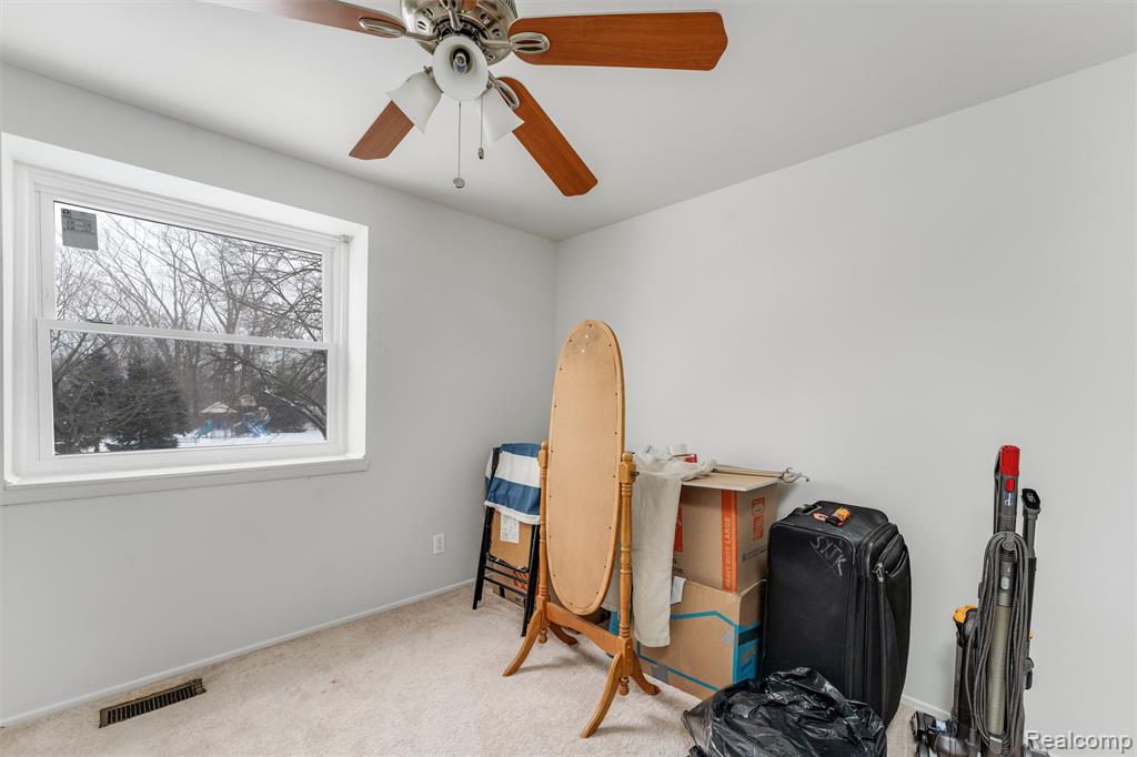 45704 Kensington St, Utica, MI 48317 — Photo 15