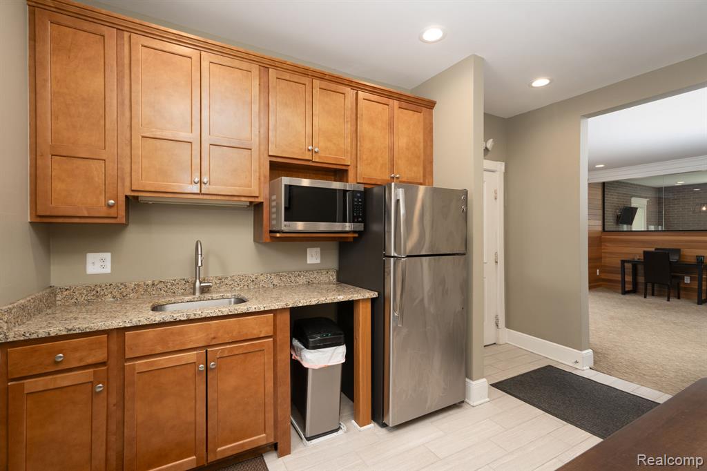 640 W University Drive, Rochester, MI 48307 — Photo 14