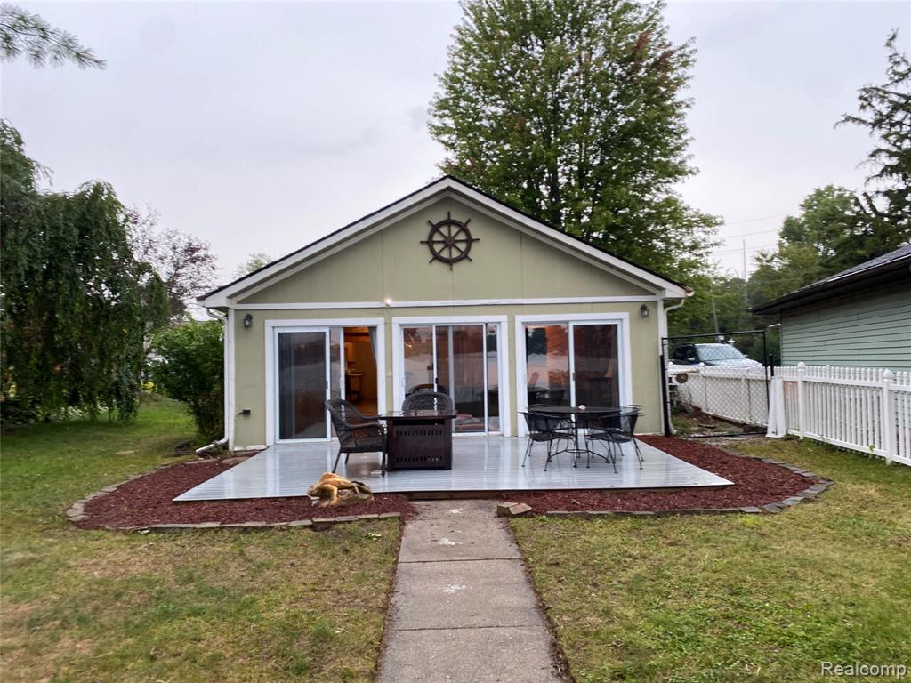 7825 Elizabeth Lake Rd Beach, Waterford, MI 48327 — front exterior