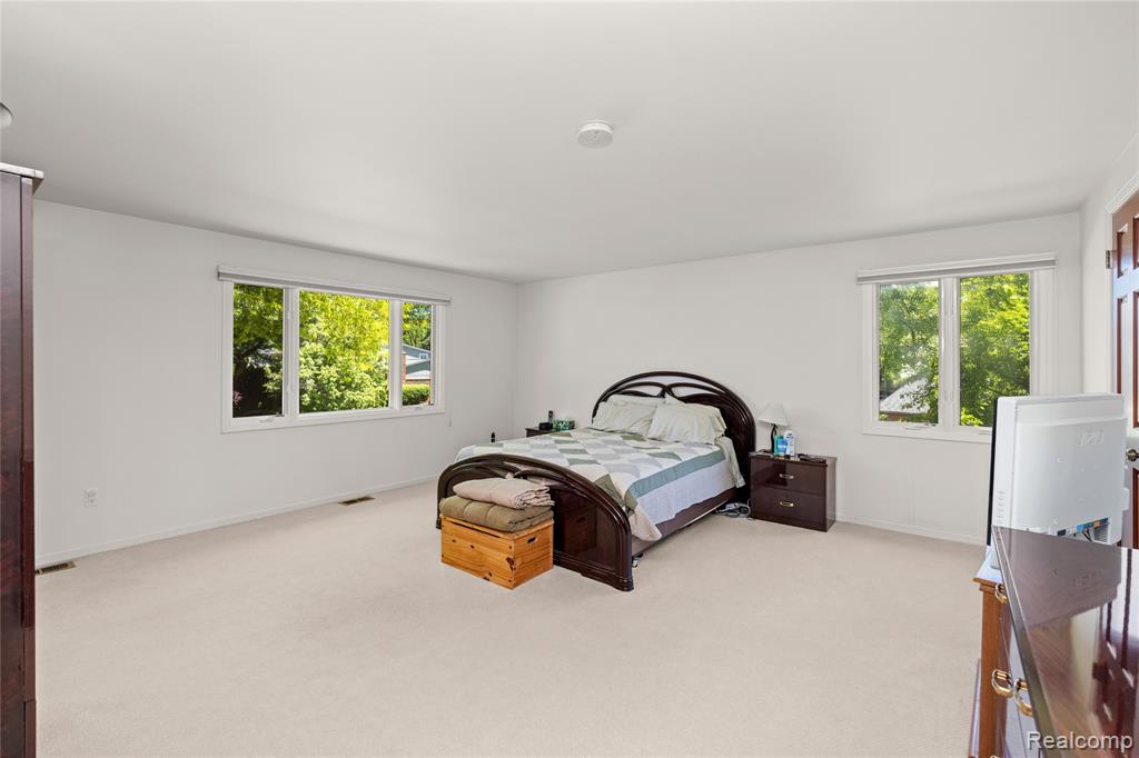 4700 S Valleyview Road, West Bloomfield, MI 48323 — Photo 20