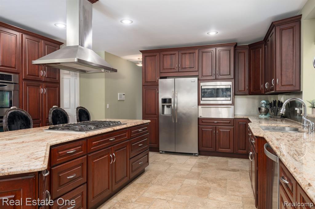 6120 EVANSWOOD Road, Troy, MI, 48085