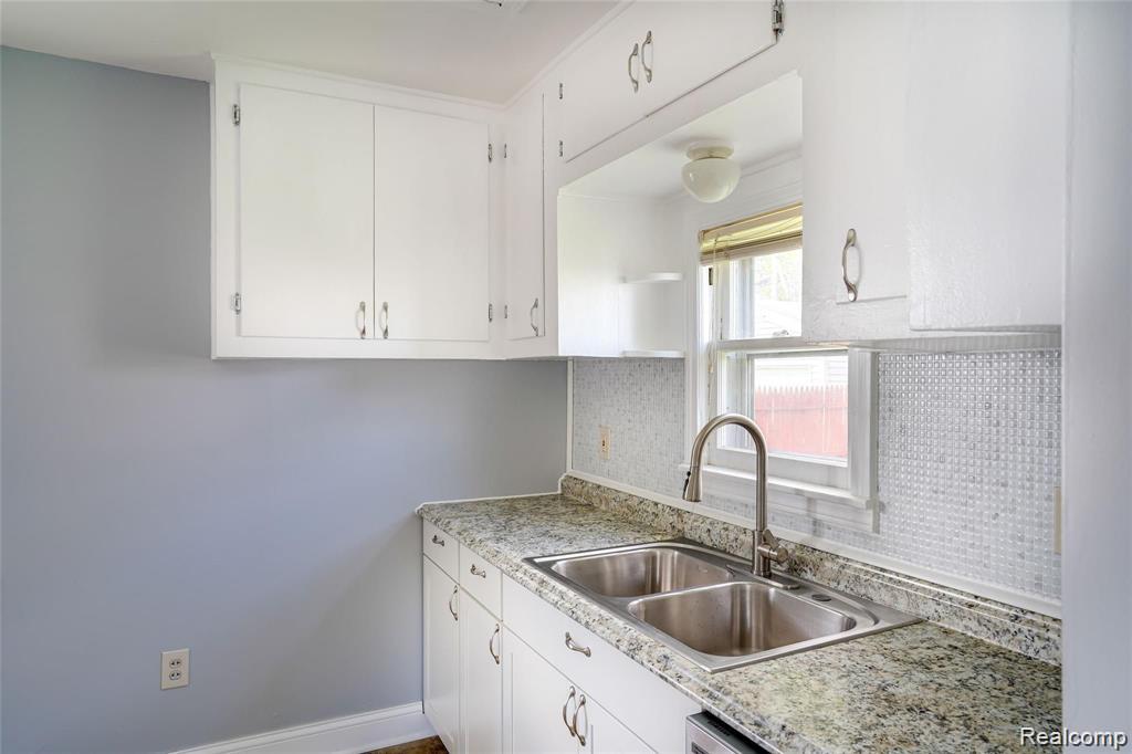 577 E BRICKLEY Avenue, Hazel Park, MI 48030 — Photo 9