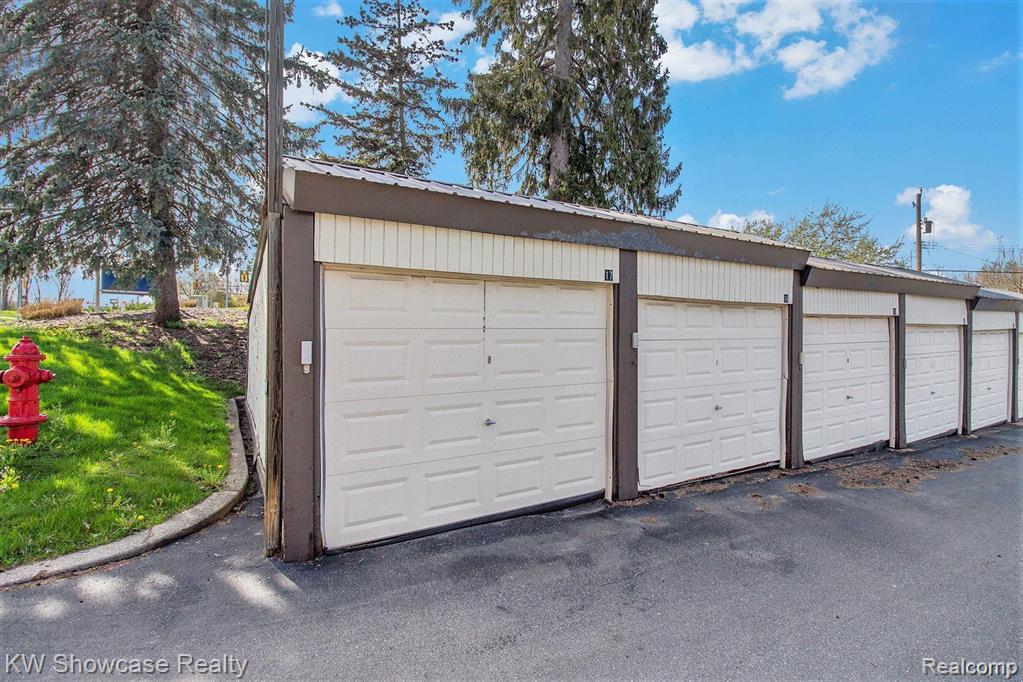 895 S PONTIAC Trail, C206, Walled Lake, MI 48390 — Photo 19