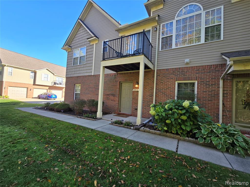 27606 Hidden Oaks Drive, Trenton, MI 48183