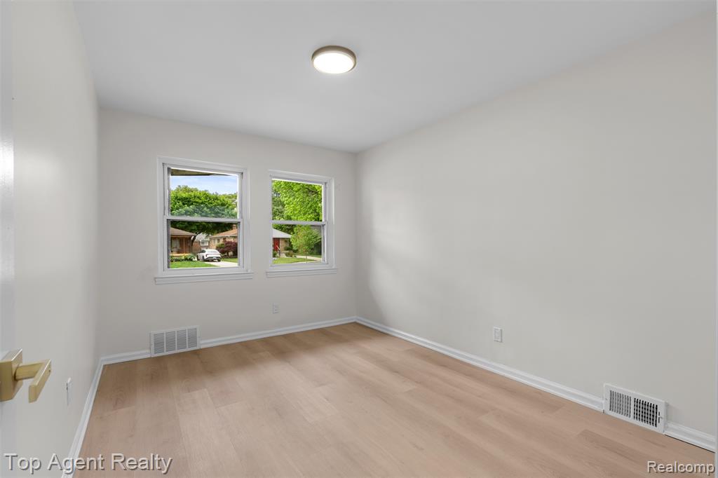 24300 Seneca Street, Oak Park, MI 48237 — Photo 19