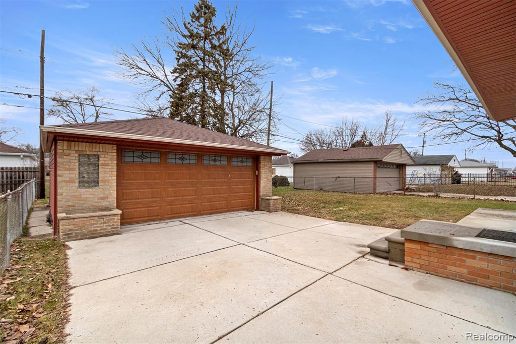 8895 Lenore Ave, Redford, MI 48239 — Photo 30