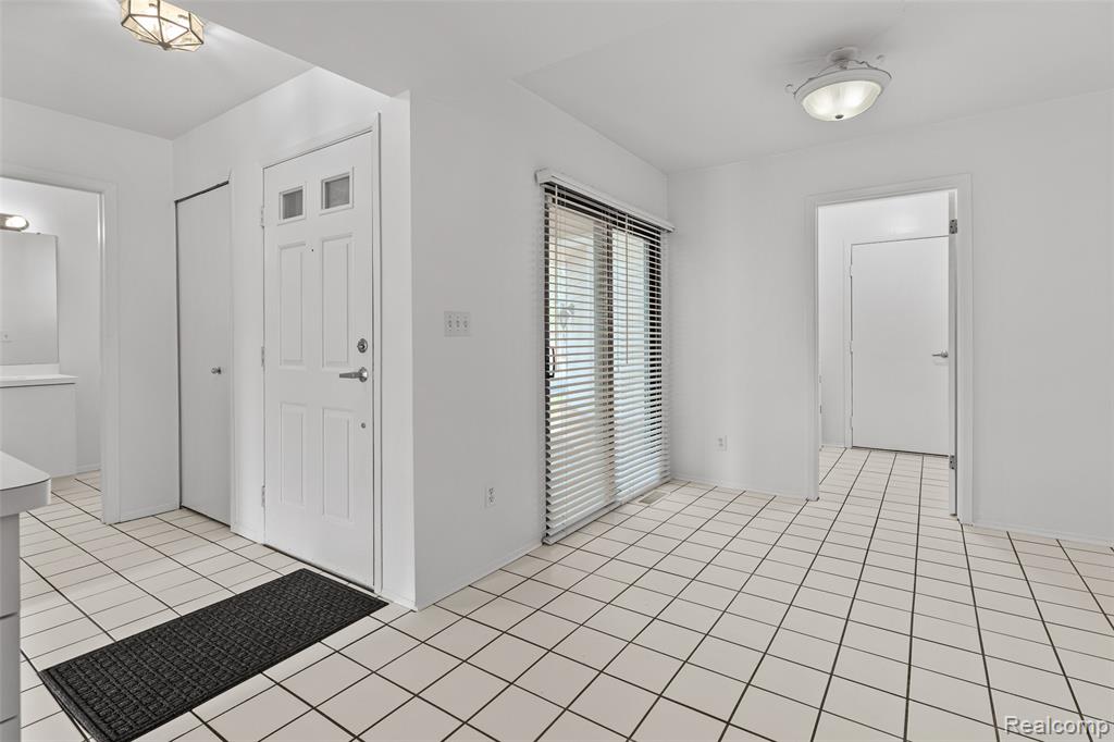 5611 DRAKE HOLLOW Drive W, West Bloomfield, MI — Photo 2