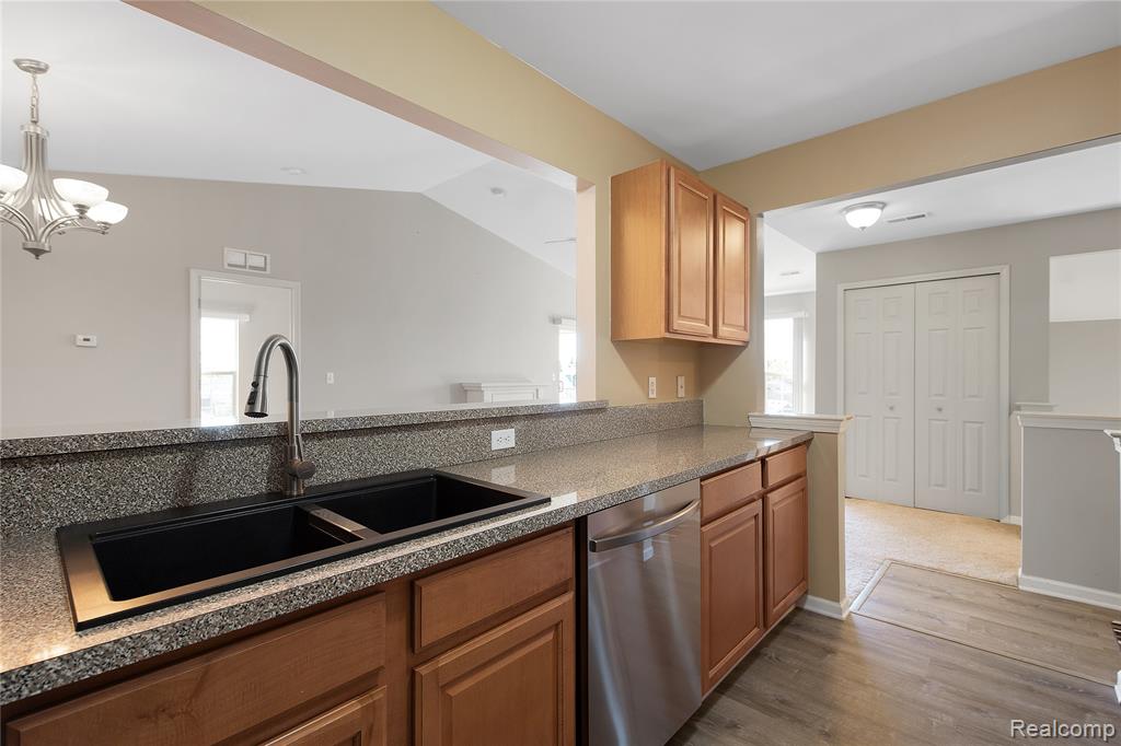 1845 FLAGSTONE Circle, Rochester, MI 48307 — Photo 5
