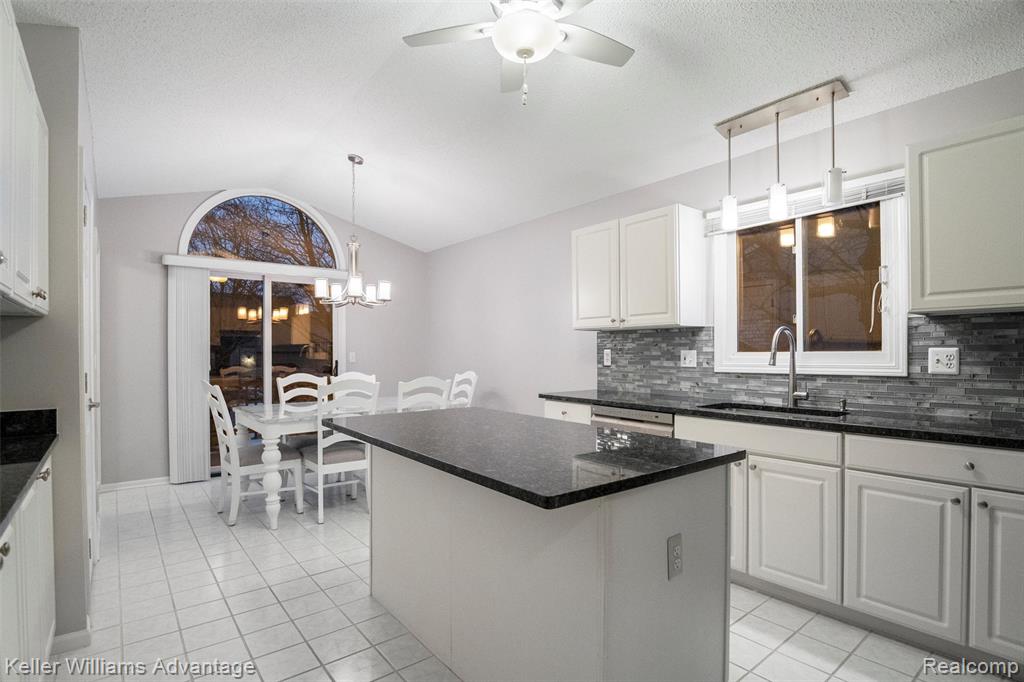 35173 Knollwood Lane, Farmington, MI 48335 — Photo 17