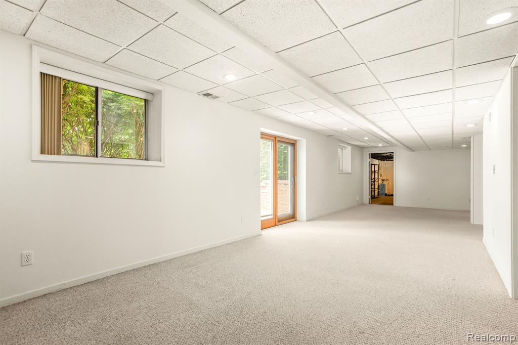 54443 POCAHONTAS Drive, Shelby Twp, MI 48315 — Photo 15