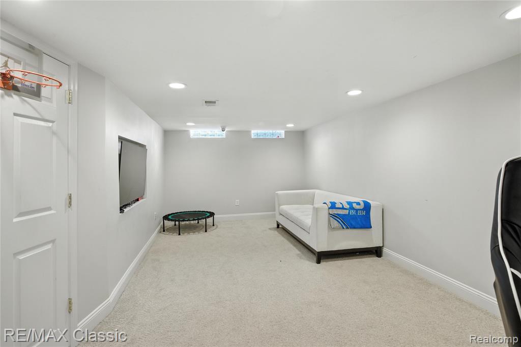 7027 Beverly Crest Drive, West Bloomfield, MI — Photo 20