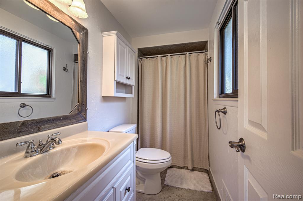 5250 Winchester Drive, Troy, MI 48085 — Photo 31