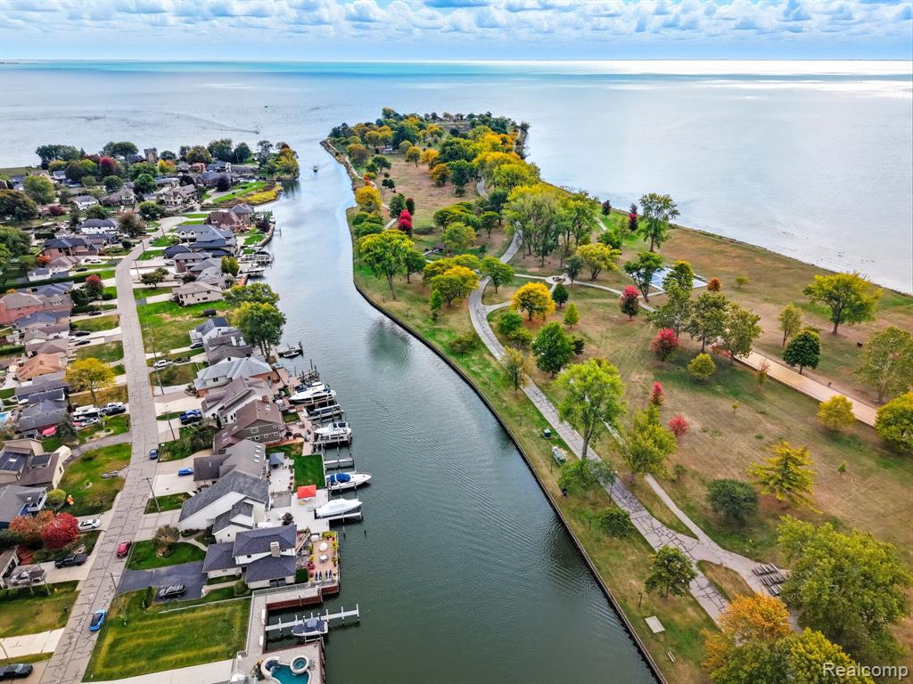 37752 Huron Pointe Drive, Harrison Township, MI — Photo 29
