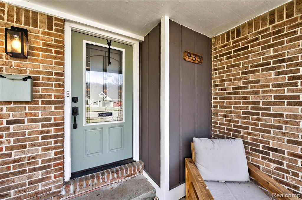 933 Abbey Lane, Milford, MI 48381 — Photo 2