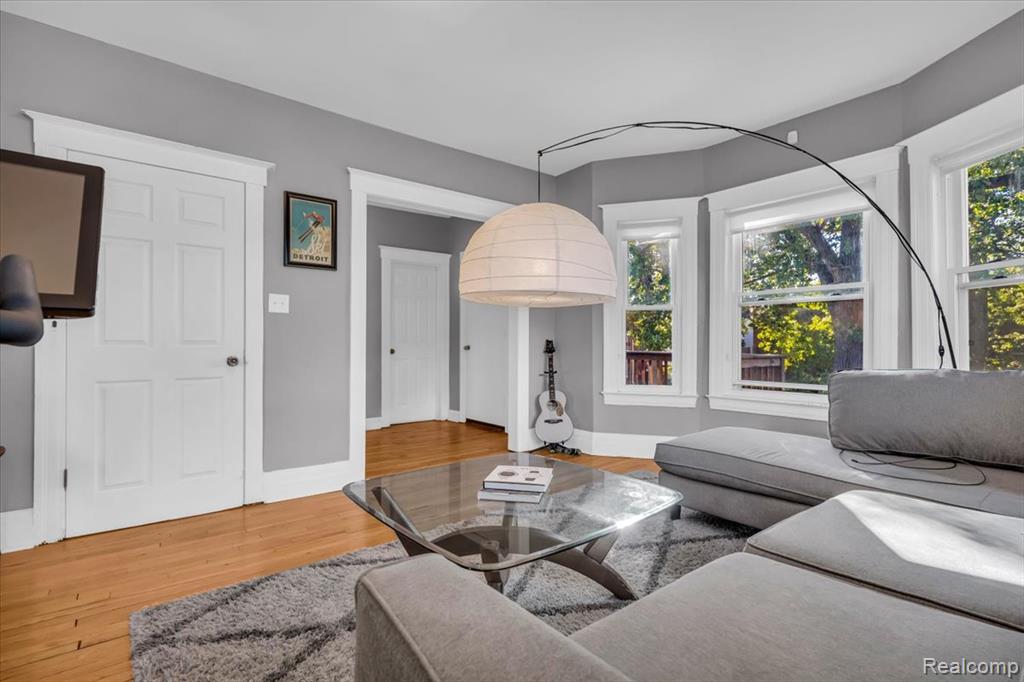 1202 Lawrence St - Photo 2