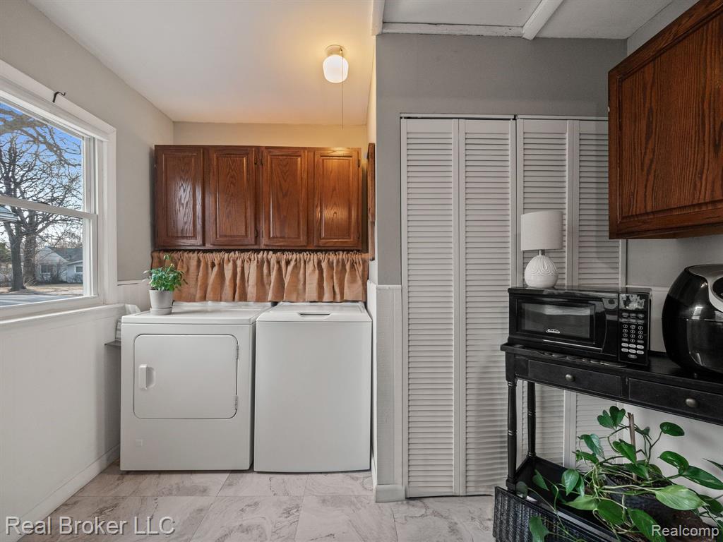 963 E MADGE Avenue, Hazel Park, MI 48030 — Photo 8