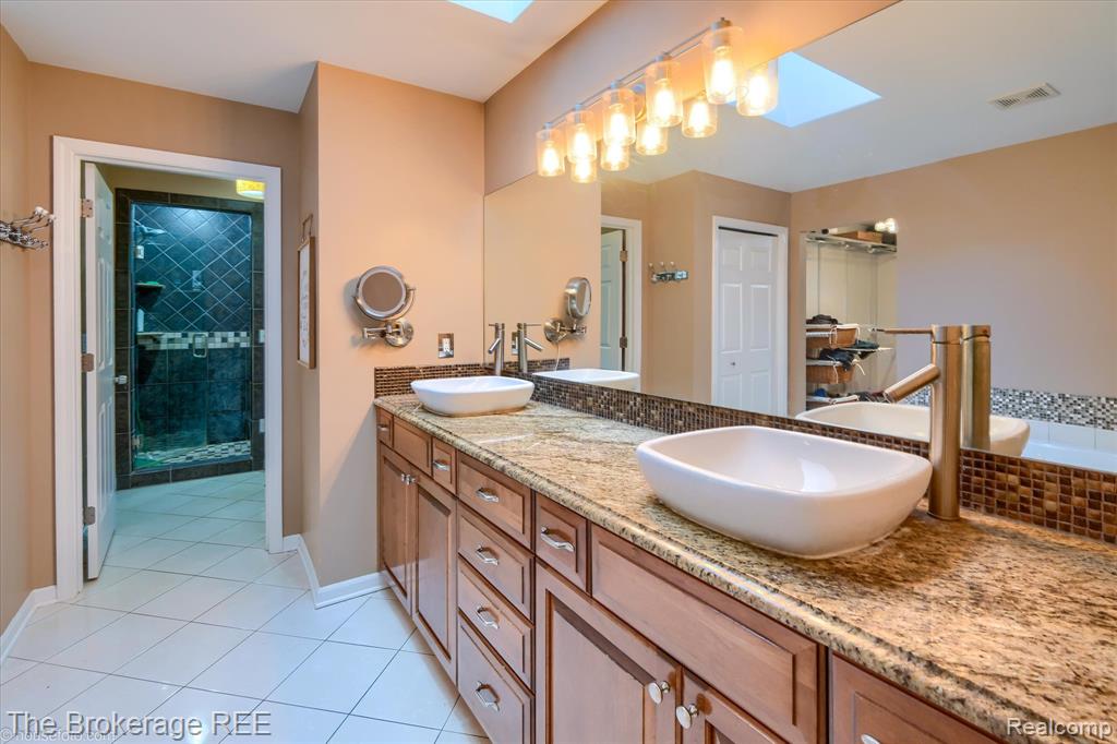 5239 Farmridge Lane, Grand Blanc, MI 48439 — Photo 38