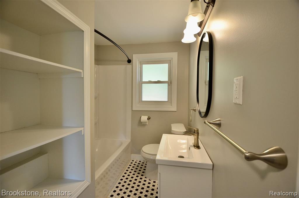7565 Old Pond Drive, Clarkston, MI 48348 — Photo 28