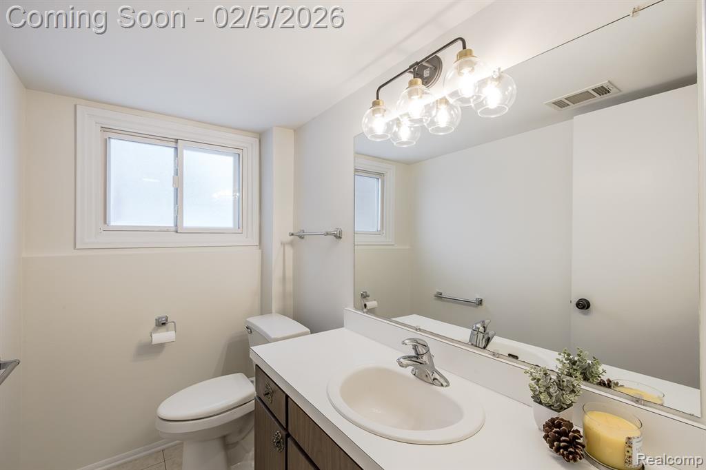 21123 Laurelwood Street, Farmington, MI 48336 — Photo 29