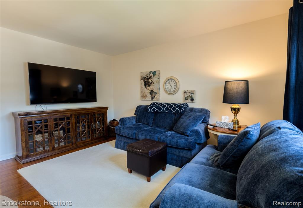 45745 Kensington, Utica, MI 48317 — Photo 4
