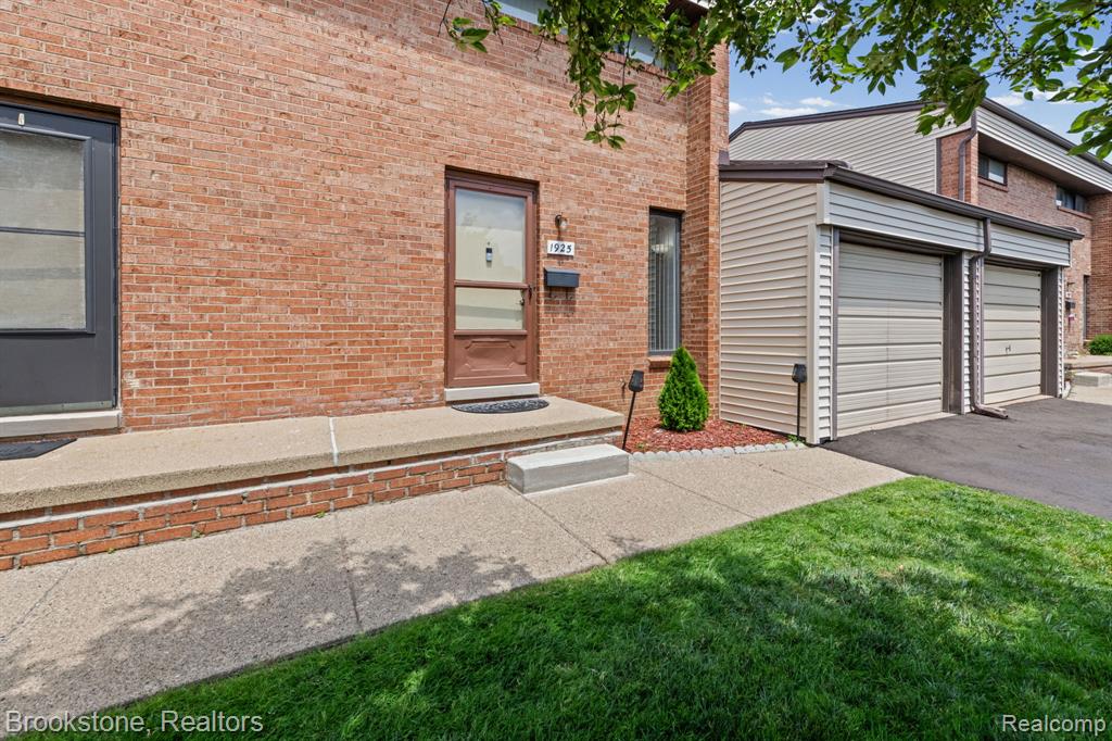 1925 Nicholas Court, Warren, MI 48092