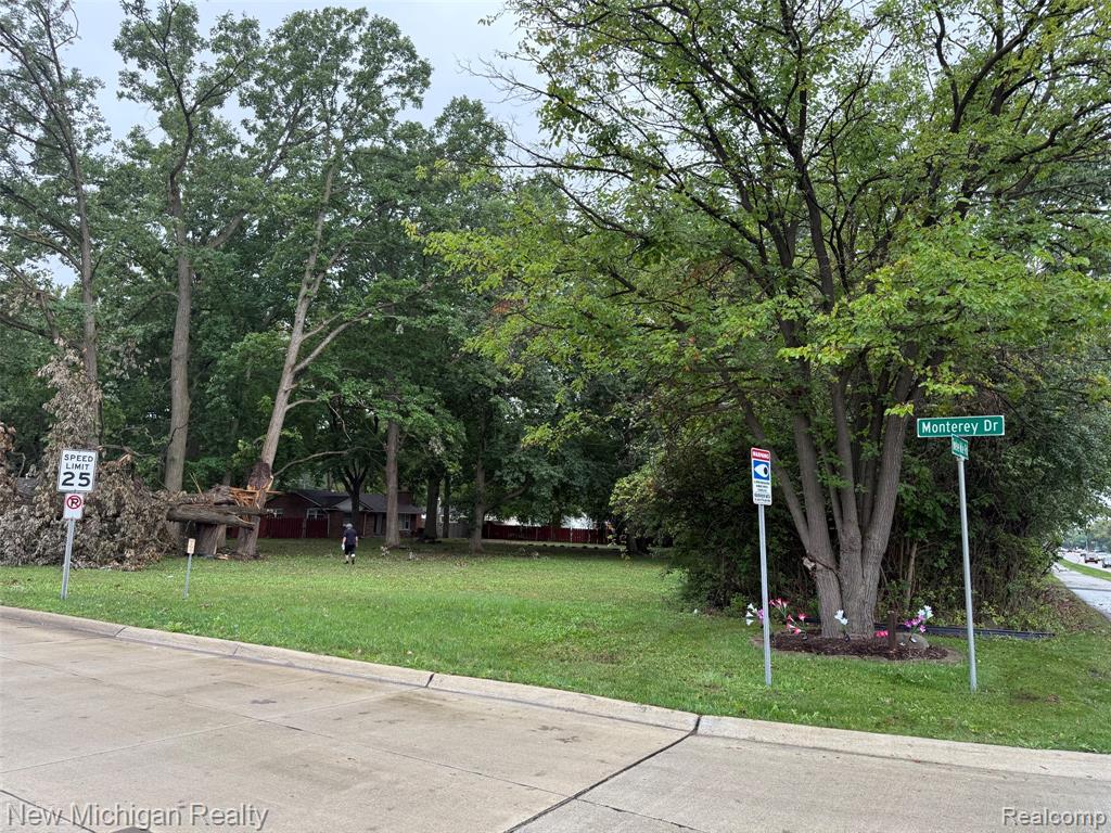 21225 W 12 Mile Road, Southfield, MI 48076