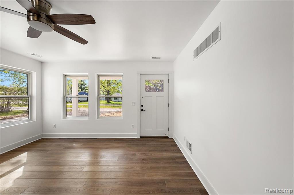6165 Woodsdale Drive, Grand Blanc, MI 48439 — Photo 7