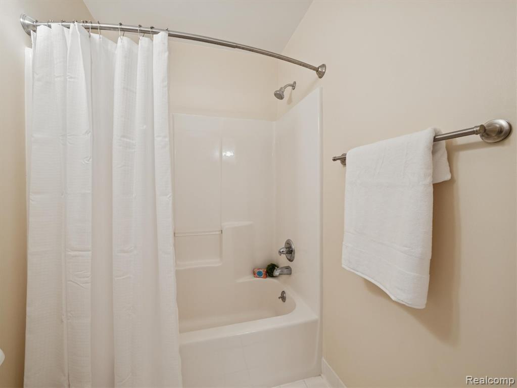 4435 Driftwood Drive, Commerce Twp, MI 48382 — Photo 36