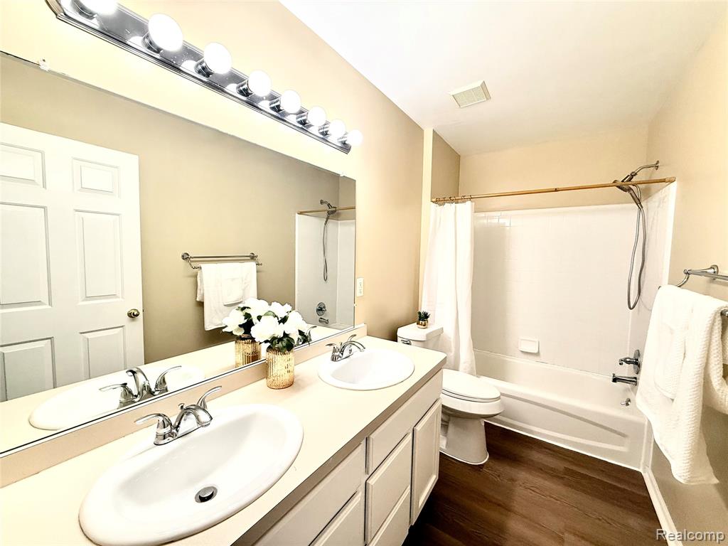 44000 Settlers Creek Court, Novi, MI — Photo 16