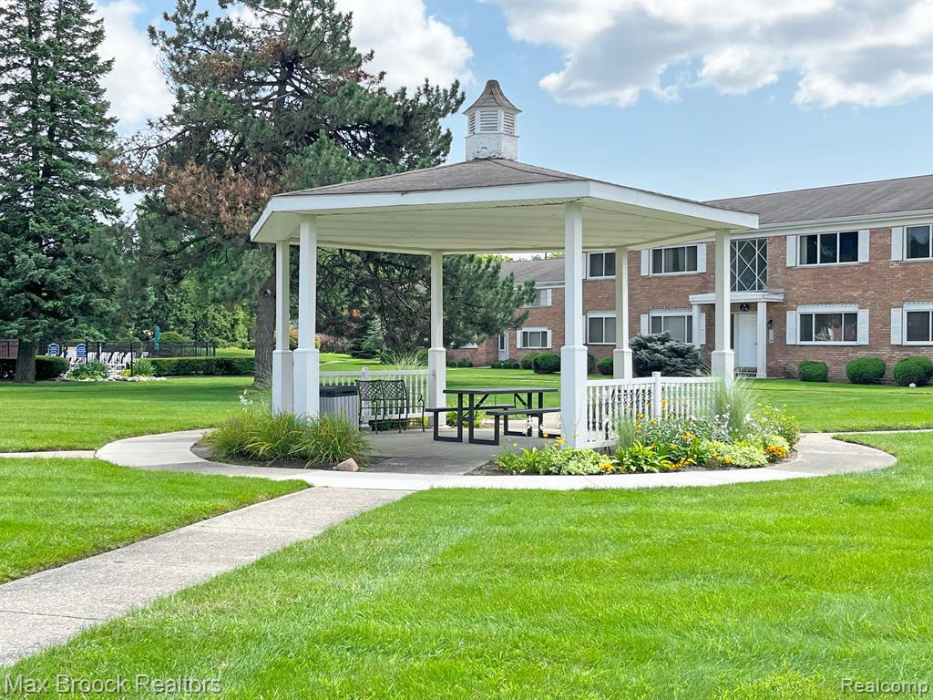 801 W LONG LAKE Road, A-4, Bloomfield Hills, MI 48302 — Photo 3