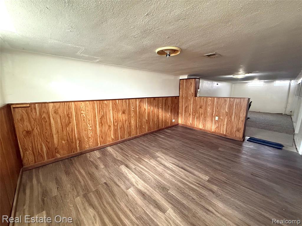 6810 Rosemary Street, Dearborn Heights, MI 48127 — Photo 10