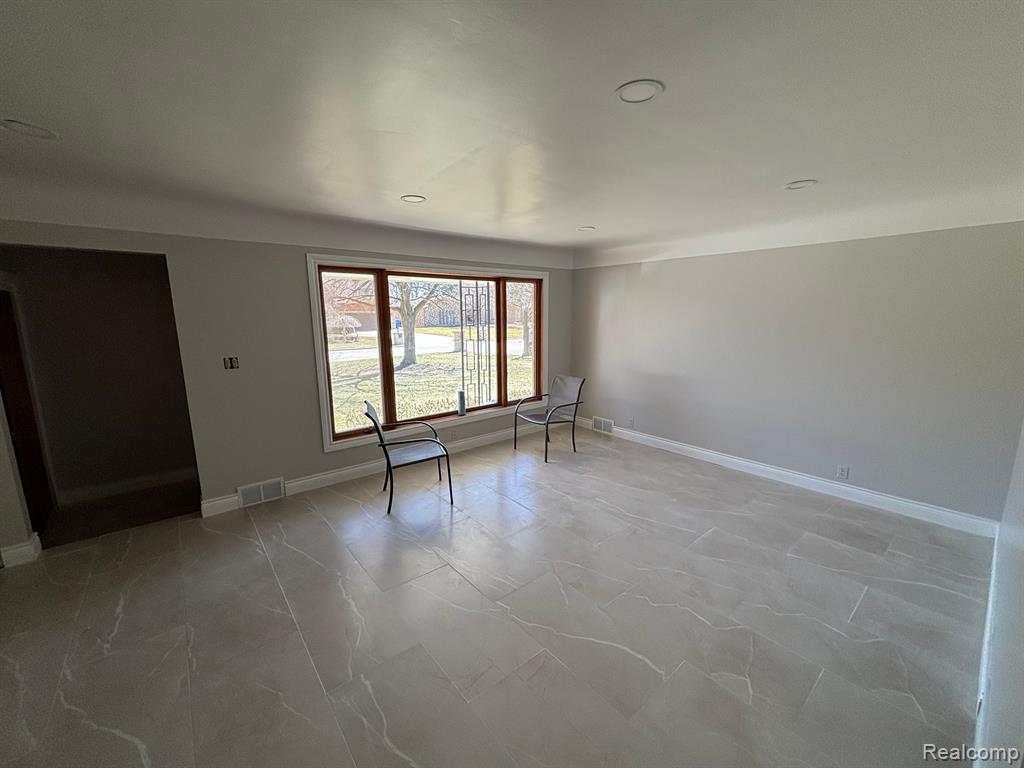 5987 CAMPUS Drive, Dearborn Heights, MI 48127 — Photo 2